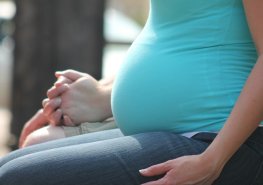 Doprovod u porodu pouze s negativním testem na covid-19