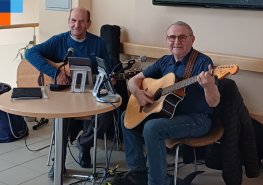 Koncert, který zahřál u srdce. Orlickoústeckou nemocnicí se rozezněly trampské melodie
