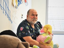 Bývalý primář Luděk Ryba mezi plyšáky.